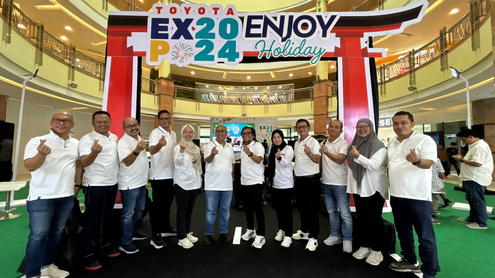 Manajemen Agung Toyota berfoto bersama di iven Toyota Expo 2024 di Mal Ska Pekanbaru. Foto Ist